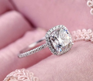 แหวนหมั้นเงินแท้ 925 ประดับเพชรโมอิสซาไนต์ทรงคุชชั่น 6.50 มม. ความใส VVS เครื่องประดับคุณภาพสูง พร้อมใบรับรอง - Product Image 4