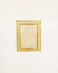 Cadre photo en métal contemporain offrant un design intemporel pour rehausser les photos personnelles et les présentations artistiques - Product Image 1