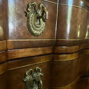 Mesita de Noche Francesa Bombe de Caoba Hecha a Mano |   Exquisita Mesa de Almacenamiento para Dormitorio con 2 Cajones, Tiradores de Latón Ornamentados, Color Personalizable - Product Image 3