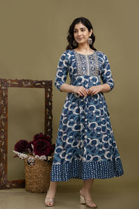Elegante Kurti Anarkali Estampado en Azul Índigo con Escote Bordado, Estilo Étnico Informal, Tela Suave y Transpirable - Product Image 4