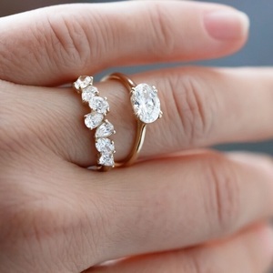 Bague en diamant ovale en or 14 carats cultivée en laboratoire certifiée IGI pour mariage ou fiançailles, convient également comme bracelet - Product Image 4