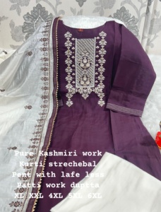 Mousseline pure de qualité supérieure portée par des créateurs avec un pantalon Kurti brodé et Dupatta - Product Image 5