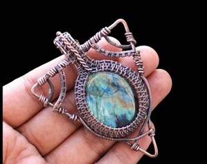 Pendentif vintage en forme de pyramide en laiton plaqué or, pierre de labradorite, bijoux de naissance, cadeau de mariage, fait à la main, prix de gros - Product Image 2