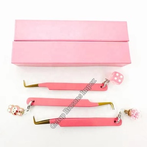 แหนบปลายแหลมสำหรับต่อขนตาแบบเคลือบสีชมพู 90 องศา ขายส่ง พร้อมจี้ห้อยพวงกุญแจแบบกำหนดเอง โลโก้สั่งทำ อุปกรณ์เสริมความงาม - Product Image 3