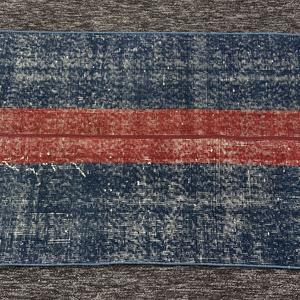 Alfombra Herki de 2.3x7.6 pies, Alfombra Turca Vintage, Alfombra a Rayas Azul y Roja - Product Image 5