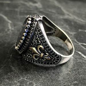 Anillo de Plata Hecho a Mano para Hombre con Piedra Ovalada de Ónix Negro, Anillo Real Francés con Sello y Símbolo Floral Gi Fleur De Lys - Product Image 4