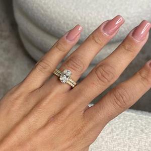 Conjunto de Diamantes Cultivados en Laboratorio de 2.50 Quilates, Corte Ovalado, Claridad F VVS1 VVS2, con Detalles Pavé, Oro Amarillo de 18k, Certificado IGI, con Anillo Único - Product Image 1