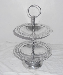 Support à gâteau en aluminium à 2 niveaux avec plateaux festonnés décoratifs - Product Image 4