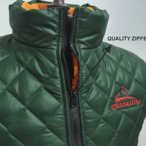 Gilet matelassé sans manches d'hiver, logo personnalisé, imperméable, brillant, gilet pour homme avec capuche - Product Image 3