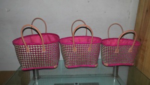 กระเป๋าถือสานมือจากหญ้าทะเลสำหรับฤดูร้อน พร้อมหูหิ้วหนัง ปิดแบบเปิดและเชือกรูด ตกแต่งด้วยงานปัก - Product Image 4