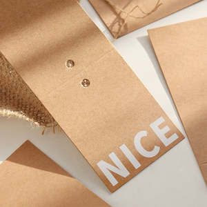 Étiquettes suspendues en papier personnalisées écologiques pour vêtements, sacs, chaussures avec logo et cordon - Product Image 5