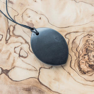 Colgante de Shungita Hoja de Karelia 1.2*2 pulgadas (30*50 mm) - Product Image 3