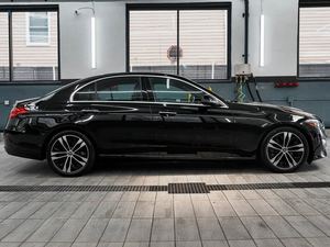 2022 M-e-r-c-e-d-e-s-B-e-n-z C-C-l-a-s-s C 300 Berline 4MATIC faible kilométrage et prix abordable en stock prêt pour l'expédition - Product Image 3