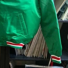 แจ็กเก็ตเบสบอลวิทยาลัยผ้าซาตินสำหรับผู้ชายเสื้อแจ็กเก็ตเบสบอลมีกระดุมสีแดงสำหรับใส่กลางแจ้งแฟชั่น - Product Image 4