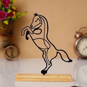 Sculpture de cheval en métal noir élégant sur socle en bois, objet d'art artisanal moderne, rehaussant les intérieurs avec un style intemporel - Product Image 6