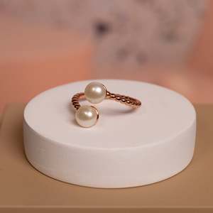 Anillo de Plata de Ley 925 con Incrustaciones de Piedras Preciosas y Perla en Forma de Mano, Talla Única, para Regalo - Product Image 1