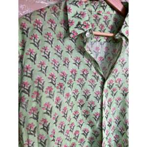 Camisa Casual para Hombre/Unisex, 100% Algodón, Estampada a Mano, Ecológica, con Diseño Floral, Cuello Mao, Estilo Veraniego Costero, Tejido Popelín - Product Image 1