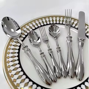 Ensemble de couverts en argent avec poignées en résine design pour une salle à manger contemporaine, vaisselle moderne et style de cuisine - Product Image 5