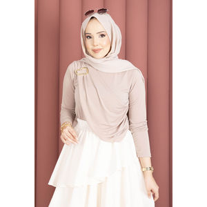 Tops de Punto Beige para Mujer con Detalle de Broche Dorado, Modelo Sandy - Product Image 3