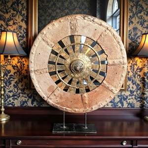 Sculpture artisanale rustique en forme de roue, en laiton, bois et aluminium, avec motif végétal, pour la décoration du salon, de la salle à manger, du bureau ou de la maison - Product Image 2