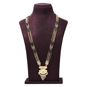 Colgante de Mangalsutra de oro de boda india tradicional, Collar chapado en oro con cuentas negras, Mangalsutra de oro - Product Image 1