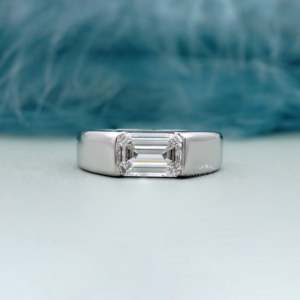 Anillo de Compromiso Solitario de Oro Blanco con Certificado IGI para Hombre, Corte Esmeralda, Diamante Certificado por IGI - Product Image 1