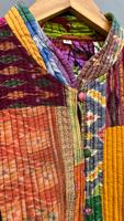 Veste multicolore imprimée ethnique faite à la main Vestes Kantha vintage Manteaux Kantha en soie matelassée de qualité supérieure au prix de gros