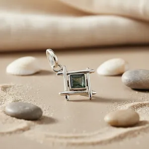 Pendentif géométrique en argent sterling avec pierre naturelle verte sertie clos, breloque minimaliste hypoallergénique, cadeau unisexe pour le quotidien - Product Image 2