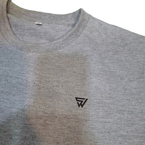 Venta al por mayor de camisetas de hombre de alta calidad 100% algodón con logotipo de impresión digital personalizado y patrón tejido de punto liso cómodo - Product Image 4