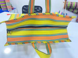Bolso de compras a rayas tejido plástico cremallera reutilizable respetuoso con el medio ambiente hecho a mano bolsas de playa recicladas estuches para cosméticos - Product Image 2
