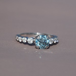 Anillo de diamante azul tratado de corte redondo de 14 quilates con claridad VVS, joyería fina de solitario. - Product Image 1