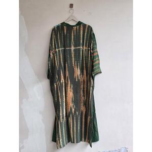 Kimono largo de seda crepé con efecto tie-dye para mujer, estilo bohemio, ideal como pareo de playa con un toque resort-glam. - Product Image 4