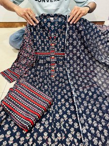 ชุด kurti สามชิ้นพิมพ์ลาย Jaipur พรีเมี่ยมพร้อมด้วยผ้า malamal อ่อนนุ่มจับคู่กับการออกแบบขอบและกระเป๋าด้านข้างสำหรับผู้หญิง - Product Image 4