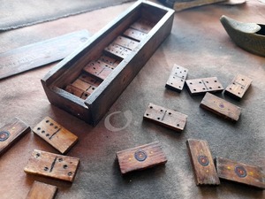 Juego de dominó, juego de mesa familiar de aspecto antiguo, juego de fichas de dominó de madera, juego interactivo vintage de artesanía de media luna - Product Image 5