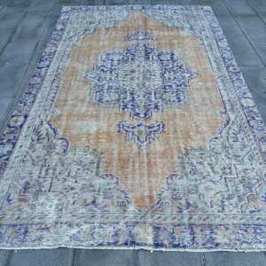 Alfombra Turca Grande de 5.9x9.6 pies, Ecológica, Vintage, Azul, con Diseño de Patchwork, Base de Látex y Pelo Mediano - Product Image 1