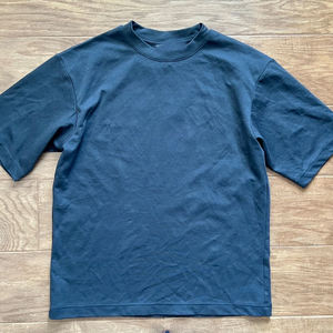 Camiseta de algodón relajado de peso pesado con tinte de ropa azul marino, camisetas AIRism Ringer para hombre - Product Image 1