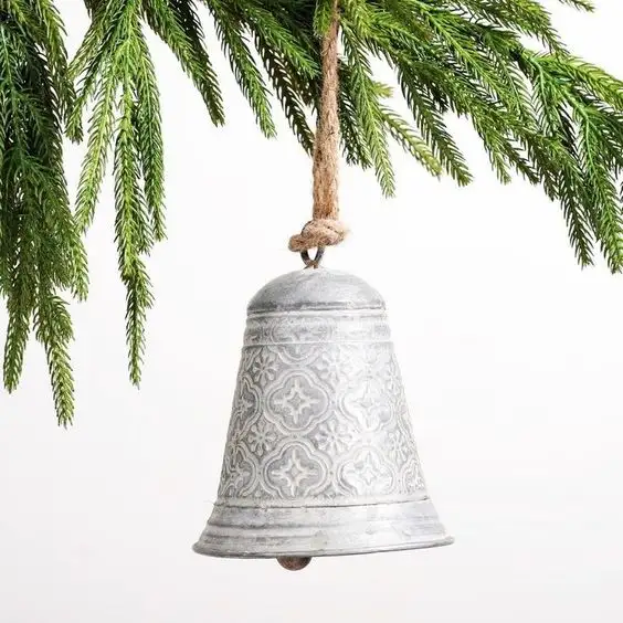 Campanas decorativas de metal hechas a mano para eventos, voz agradable, nuevo árbol de Navidad clásico, campanas colgantes disponibles a bajo Moq