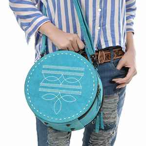 Monedero de cantimplora para mujer de cuero de ante personalizado bohemio de alta calidad, cierre de cremallera con flecos cosidos occidentales, viaje diario portátil - Product Image 3