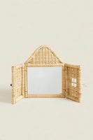 Miroir mural en rotin pour enfant en forme de maison. Peut être ouvert et fermé grâce à deux volets