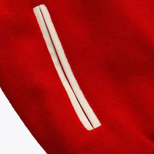 Chaqueta Unisex Estilo Universitario Roja y Crema, Forro Acolchado, Ribete a Rayas, Cierre de Botones a Presión, Abrigo Urbano Premium - Product Image 3