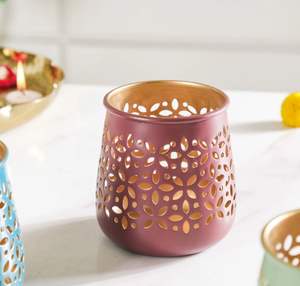 Porte-bougies de luxe en fer avec finition métallique lisse et intérieur doré poudré pour centres de table de mariage et décoration intérieure - Product Image 4