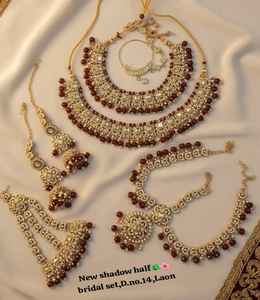 Ensemble de bijoux de mariée ethniques de haute qualité plaqué or, orné de zircon, collier ras du cou, boucles d'oreilles, maang tikka, mariages, fêtes - Product Image 1