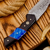Couteau de chasse et de dépecage artisanal en acier au carbone, multifonction, léger, à lame partiellement dentelée, manche en résine de buffle