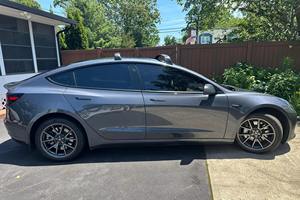 Tessla Model 3 AWD 2023 Turbo, conduite à gauche, cuir de luxe, jantes R18, faible kilométrage, automatique, état essence/électrique - Product Image 2