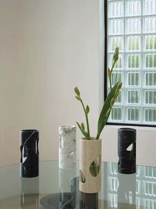 Vase à fleurs en marbre lisse personnalisable pour une utilisation décorative, rehaussant l'intérieur de la maison avec une élégance subtile de pierre - Product Image 3