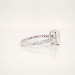 Anillo de Compromiso Lurba Jewels con Moissanita de Corte Esmeralda de 2 Quilates, Anillo de Boda de Lujo en Plata de Ley 925, Regalo para Mujer - Product Image 2