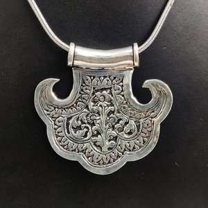 Colgante Religioso de Hip Hop Plateado con Patrón Tribal, 21.6 Gramos, Material de Oro y Cristal, con Cruz y Amatista - Product Image 1