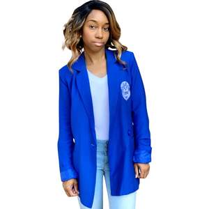 Blazer petit ami bleu royal avec écusson brodé pour les réunions de sororité et les vêtements professionnels élégants - Product Image 2