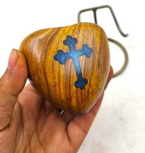 ที่ระลึกหัวใจไม้เผาศพ Urn Paw Cat สําหรับเถ้าสัตว์เลี้ยงมนุษย์ Handcrafted รูปหัวใจที่ไม่ซ้ํากันสําหรับผู้ใหญ่พร้อมขาตั้งจอแสดงผล - Product Image 6