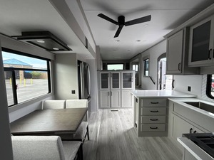 Nouveau 2025 K-e-y-s-t-o-n-e M-o-n-t-a-n-a H-i-g-h C-o-u-n-t-r-y 377FL prêt à la vente - Product Image 2